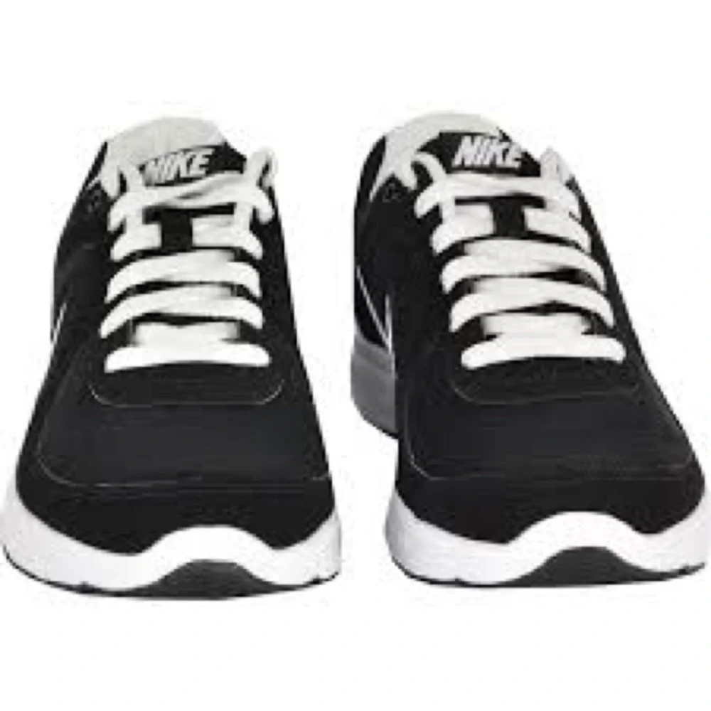 Nike Air Relentless Running Black  and White Athletic Sneakers 8.5 NWT